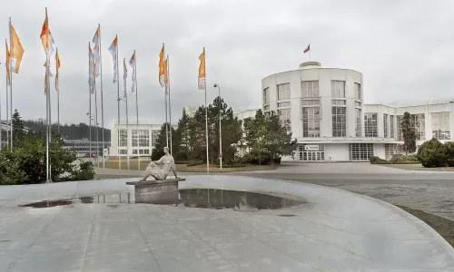 D135 Socha Sedící ženy